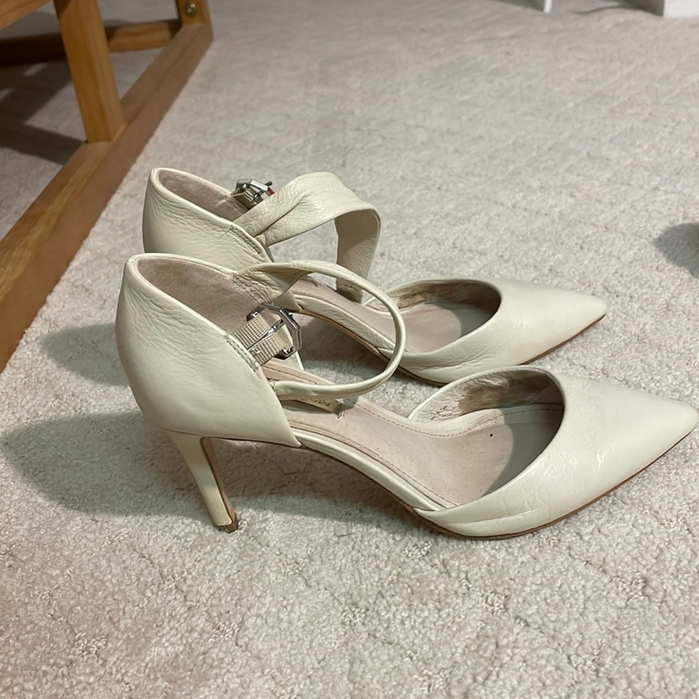 Crème small buckle heel